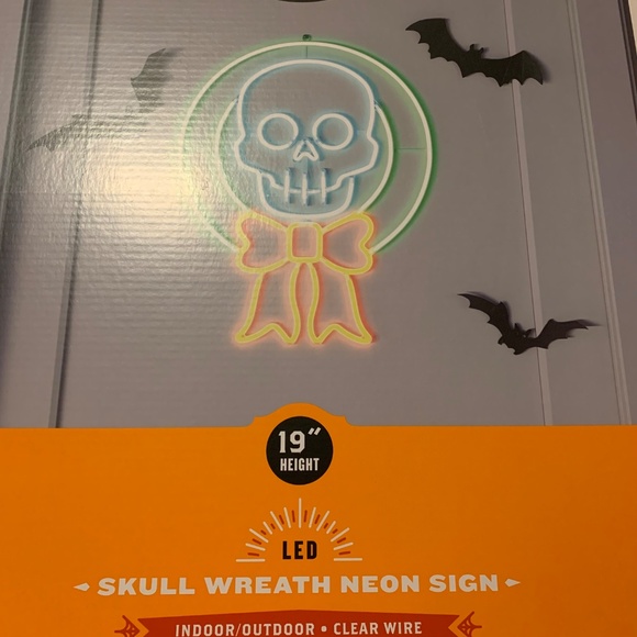 NIB. HYDE & EEK! Skull Wreath Neon Wall Light - Picture 6 of 7